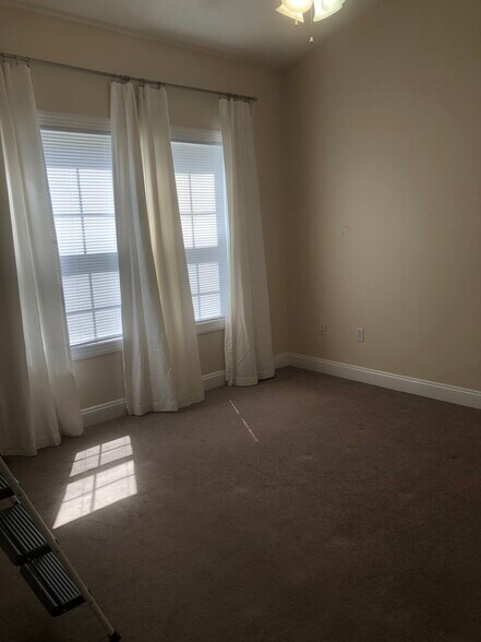 Building Photo - 760 Oaktree Blvd