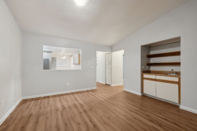 Building Photo - Charming Townhouse Retreat for Rent!