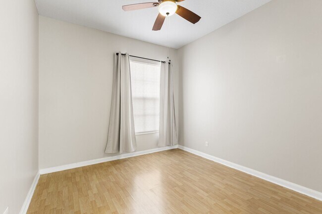 Building Photo - ** ISLAND WALK ** 3 BED + DEN / 2.5 BATH -...