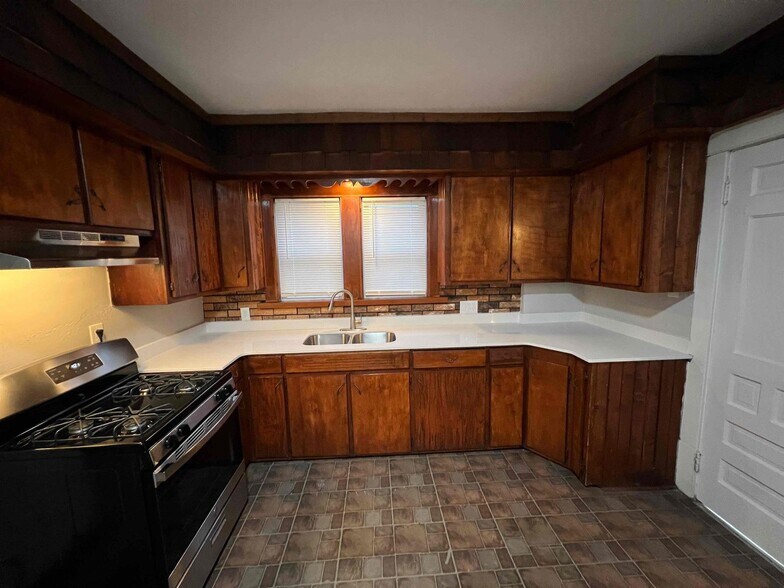 Building Photo - 1027 Delia Ave