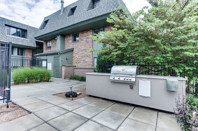 Building Photo - Updated Unit next to CMU with Pool!