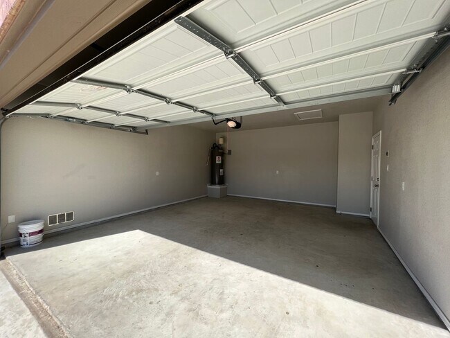 Building Photo - Luxury 3/2 Duplex in Seguin, Texas