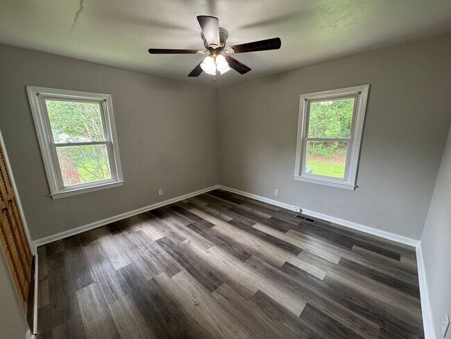 Building Photo - Move in Special!!!! 3/1 Home with bonus room!