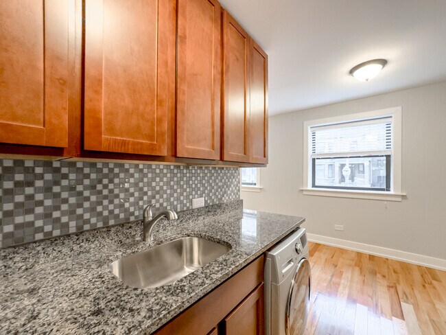 Building Photo - 510 W Briar Pl