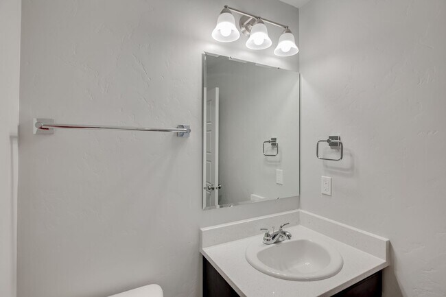 Building Photo - Three Bedroom Townhome is ready for you!