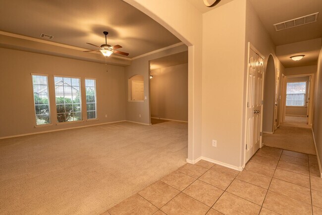 Building Photo - Beautiful 3 bed / 2 bath in New Tulsa!