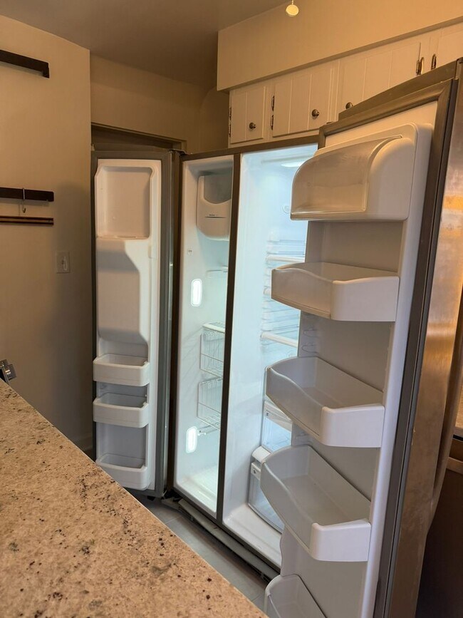 Building Photo - Beautiful 2 Bed 2 Bath Clarendon End-Unit ...