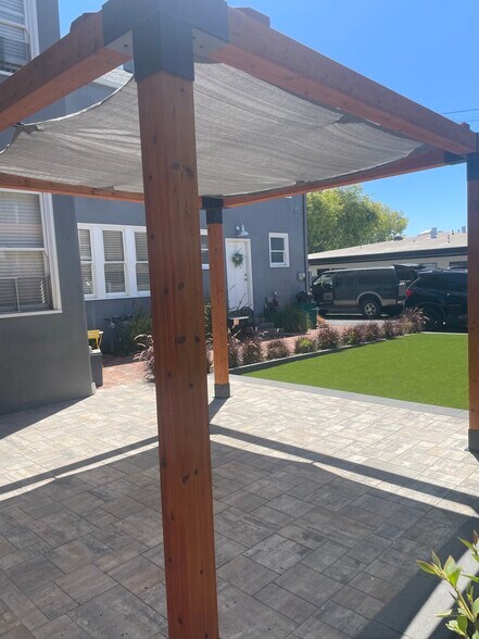 Coved shared pergola - 249 Kentucky St