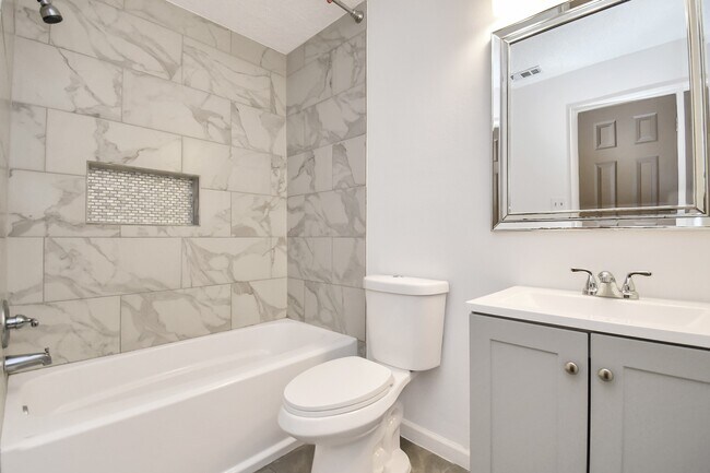 Building Photo - 1111 W Brompton Dr