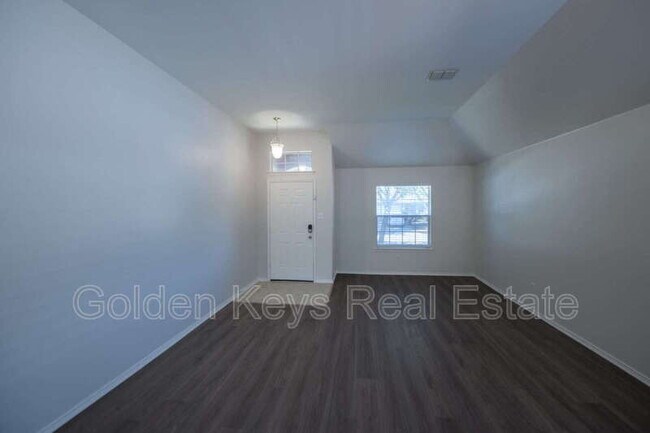 Building Photo - 672 S Heights Dr