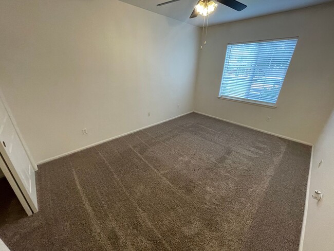 Building Photo - Englewood 2 Bedroom, 2 Bath Condo (Availab...