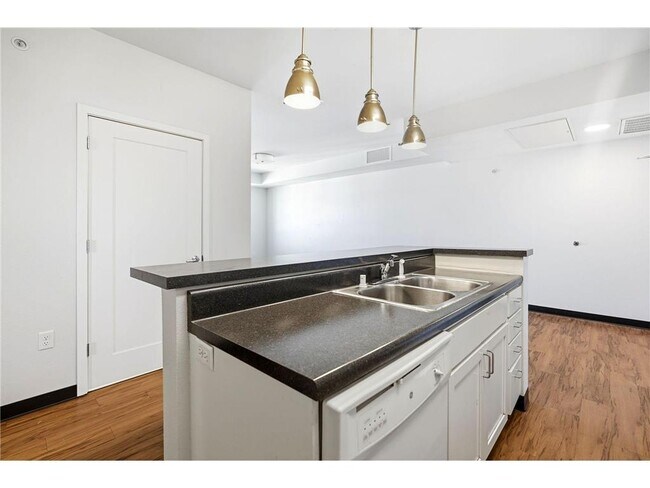 Building Photo - 2318 Jefferson St NE