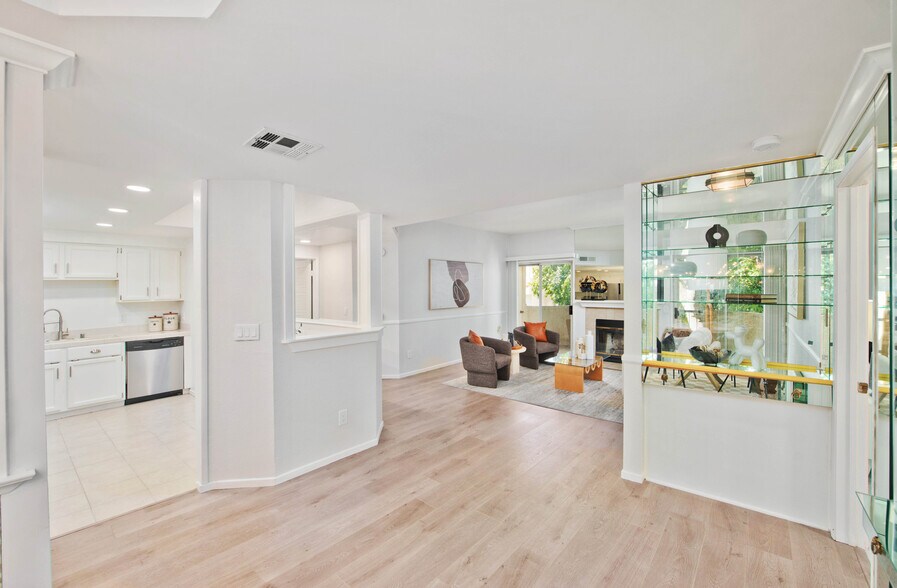 Building Photo - 14347 Albers St