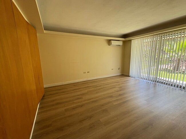 Building Photo - Prestigious Family Home In Outstanding Loc...