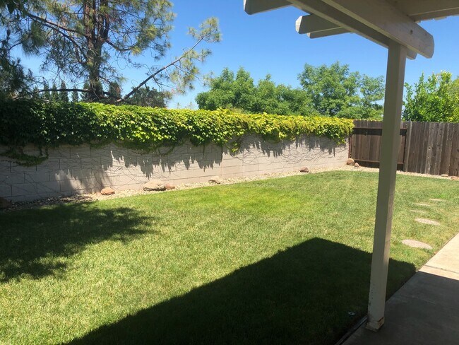 Building Photo - Amazing Single Story Home Located in Rosev...