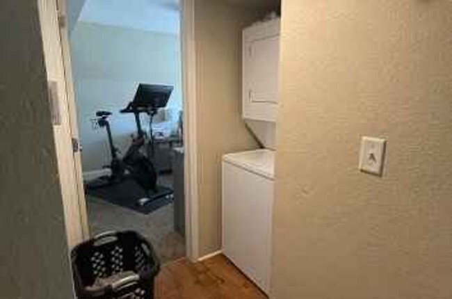 Building Photo - Amazing 2 Bedroom - 1 Bath Condo in Univer...