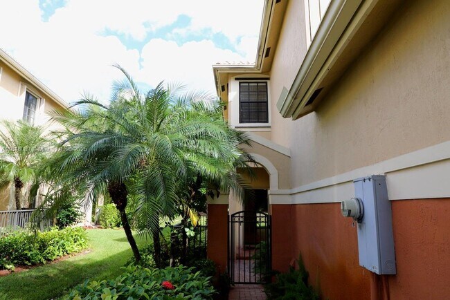 Building Photo - 3899 Tree Top Dr