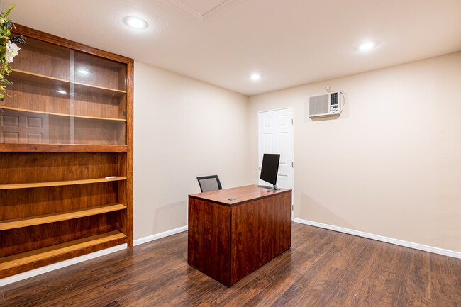 Office room - 11013 Ragsdale Rd