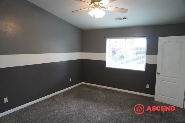 Building Photo - North Bakersfield 3 Bed + Den | Spacious Yard