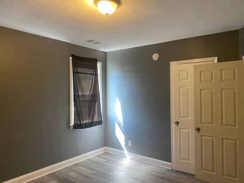 Building Photo - 5212 Hillburn Ave