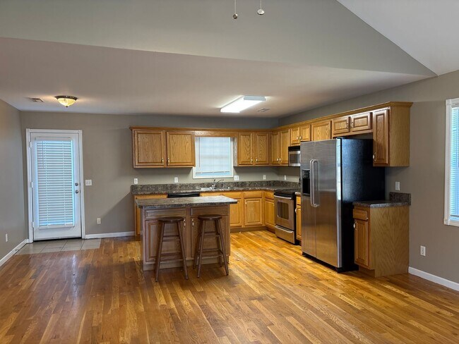 Building Photo - Beautiful 2 Bedroom Home with Spacious Bonus Room!