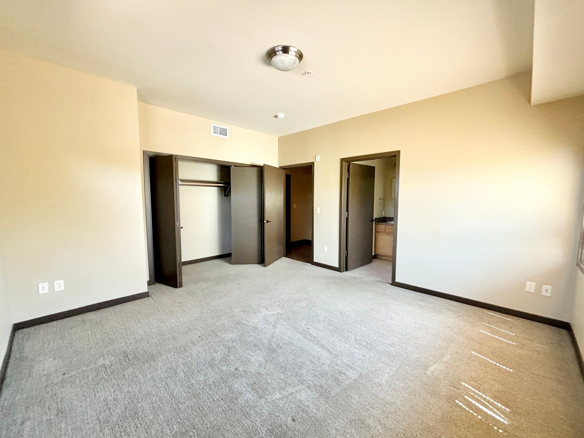 Building Photo - 1127 Broadway St NE