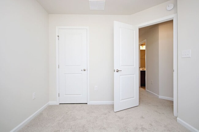 Building Photo - Move-In Ready Riverwood Townhome — Minutes to NGIC, UVA North Fork & CHO Airport