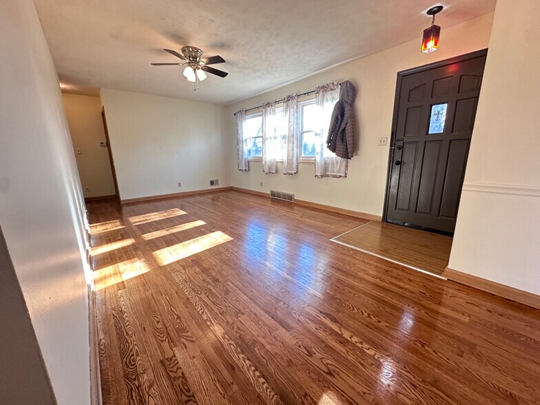 Building Photo - 8506 Izard St