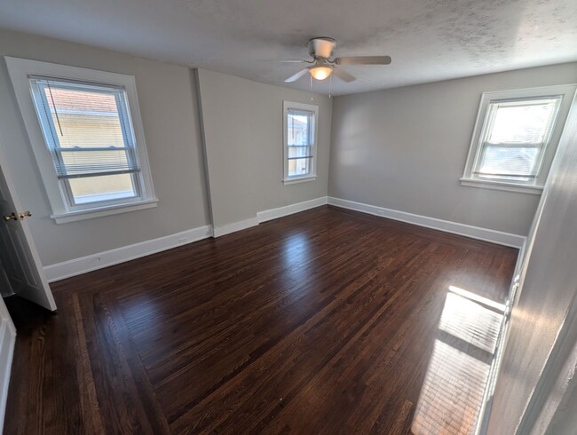 Building Photo - Beautiful 2 bedroom house with large yard, off street parking.  Ready to move in!