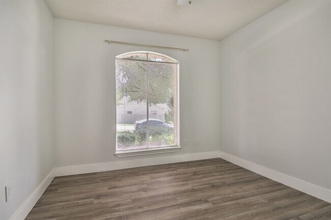 Building Photo - 10910 Scenic Dr