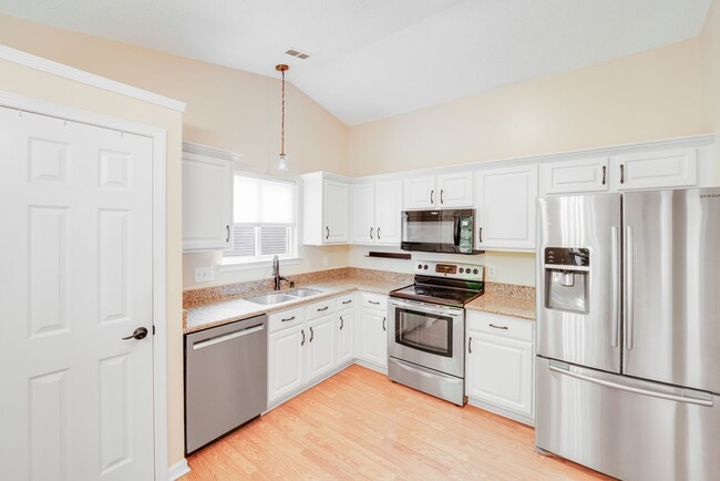 Building Photo - Comfort Meets Function in This 3BR/2BA Ced...