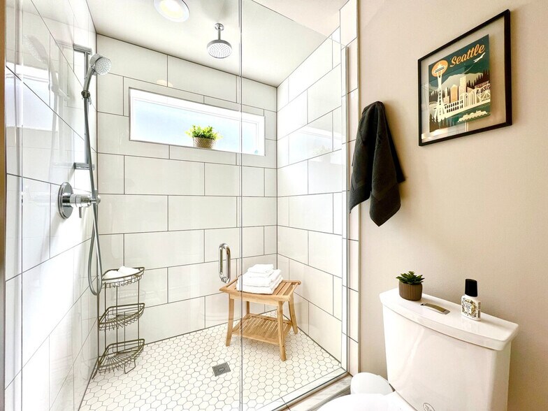 Building Photo - 700 Broadway E