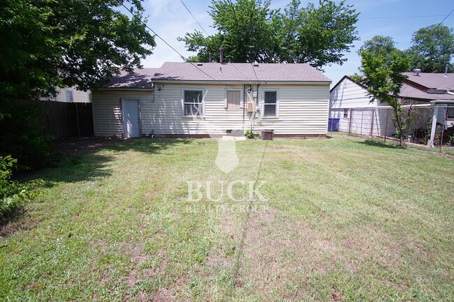 Building Photo - 6706 SE 15th St