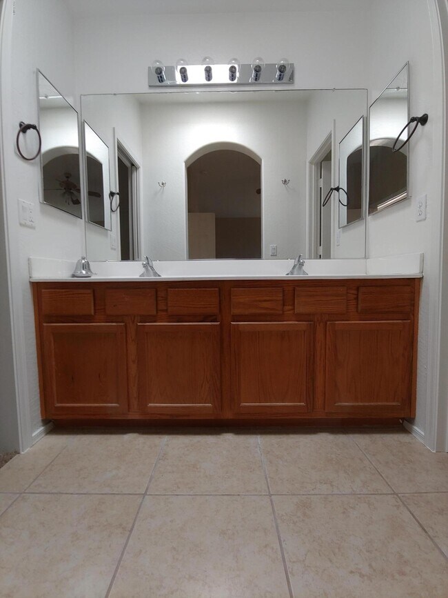 Building Photo - 1922 N 106th Ln