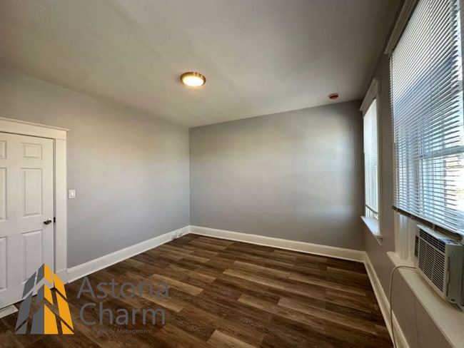 Building Photo - 4 Bedroom or 3 Bedroom with Den Home with First Floor Bedroom on Homestead Street