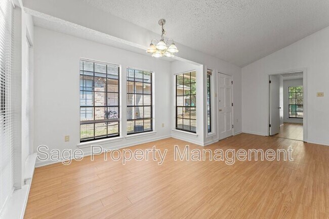 Building Photo - 1142/1144 Willow Creek Dr