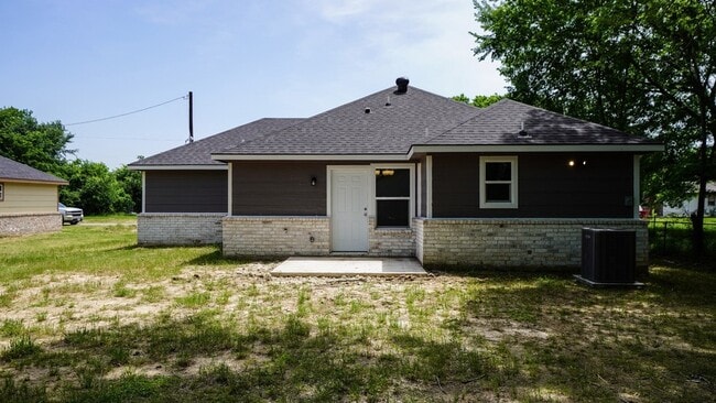 Building Photo - 917 Redoak Dr