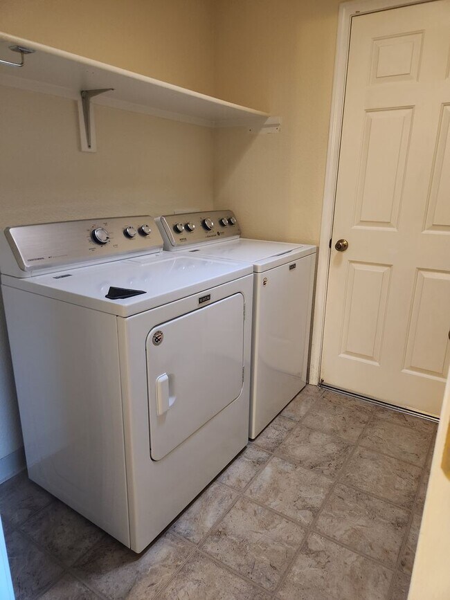 Building Photo - Charming Highland Ranch home 3bed/2ba/2 ca...