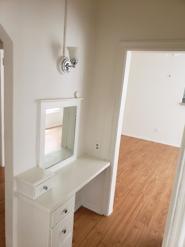 Vanity/Office - 1427 N Kingsley Dr