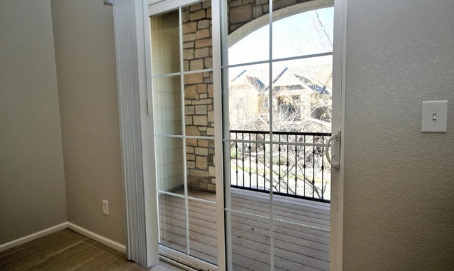 Building Photo - Inviting Open-Concept Townhome!