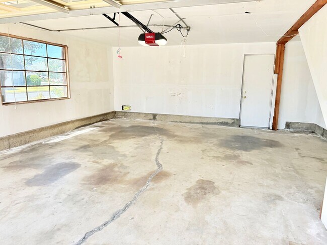 Building Photo - 4 bedroom La Mirada Home