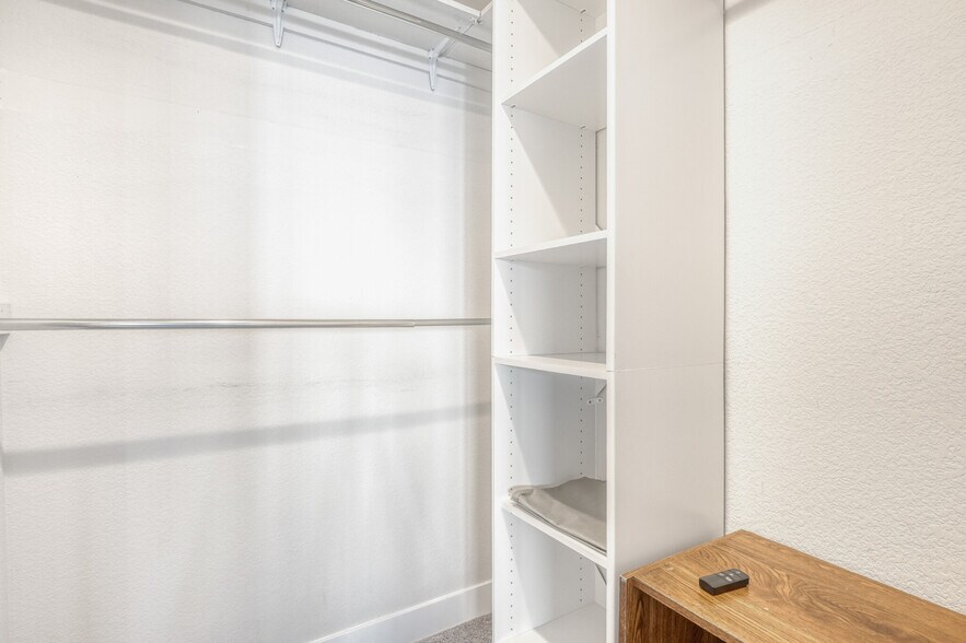 Building Photo - 5642 W 10th Pl