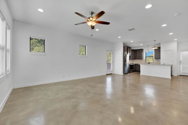 Building Photo - 2 Bed / 2.5 Bath Home Available in Dignowity Hill Historic District