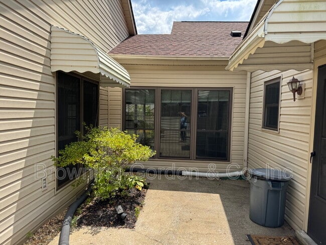 Building Photo - 801 Laurel Hill Dr