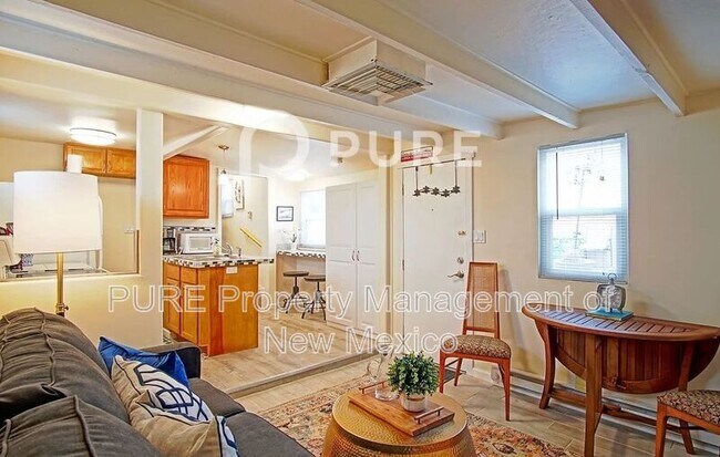 Building Photo - 404 Dartmouth Dr NE