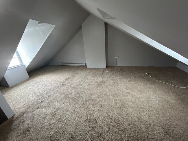 Building Photo - 3 Bedroom House