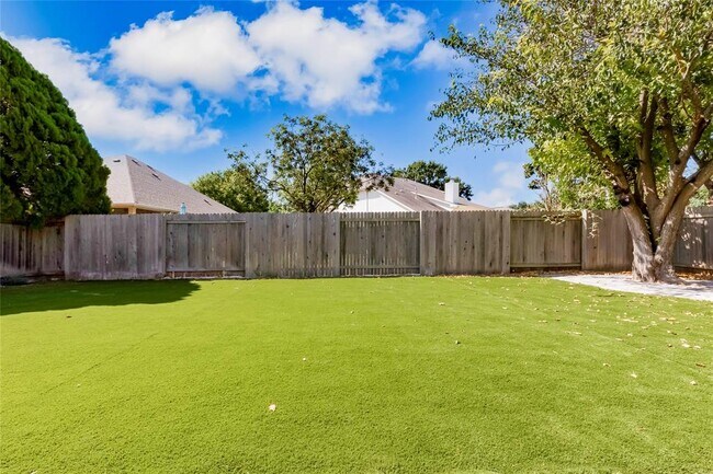 Building Photo - 15617 Pumpkin Ridge Dr