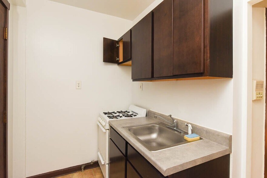 Building Photo - 3302 W Schubert Ave