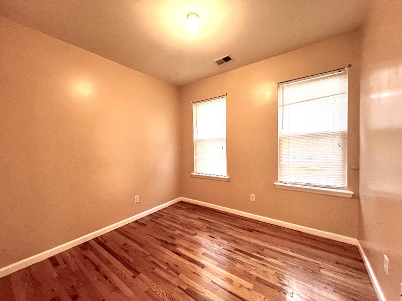 Building Photo - 113 Clark Pl