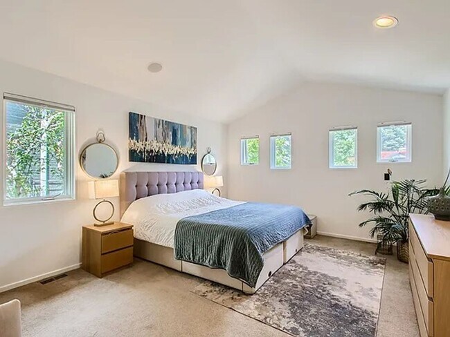 Building Photo - Fully Furnished Beautiful, 3 bedroom/2.5 F...